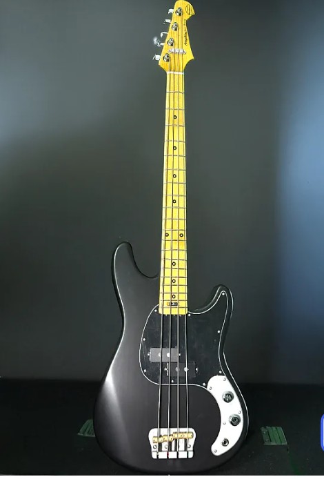 Woodcraft Electric Guitars AmpMaster 4 string P Bass 30" Short Scale Black Satin