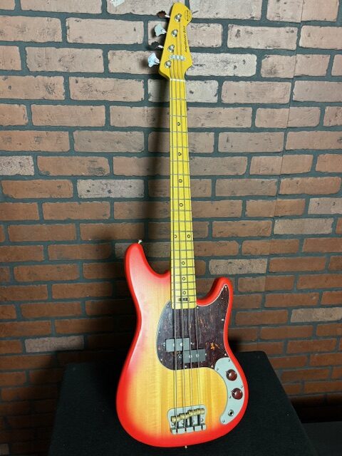 Woodcraft Electric Guitars AmpMaster 4 string P Bass 30" Short Scale Sienna Burst