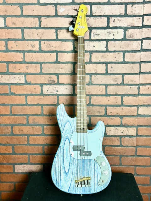Woodcraft Electric Guitars AmpMaster 4 string P Bass 30" Short Scale Sandblast Blue Ash